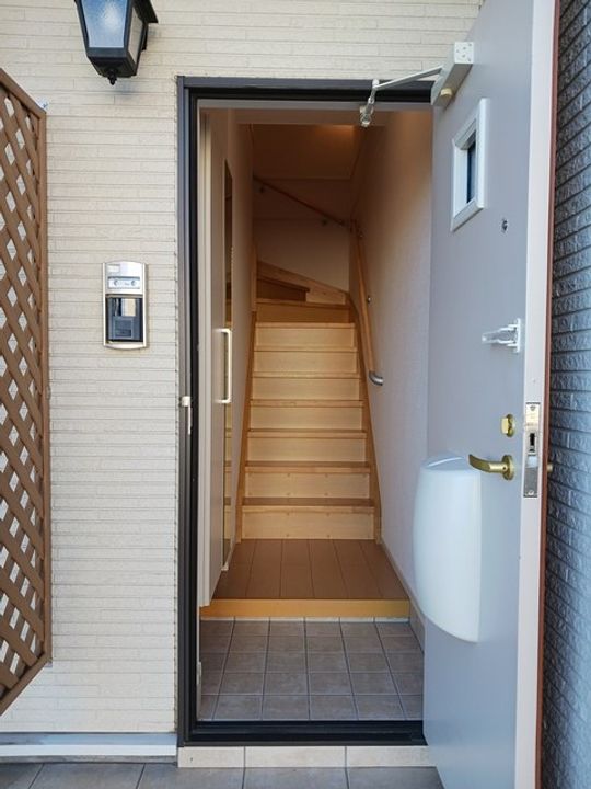 ブライト・ヒルサイトBの玄関