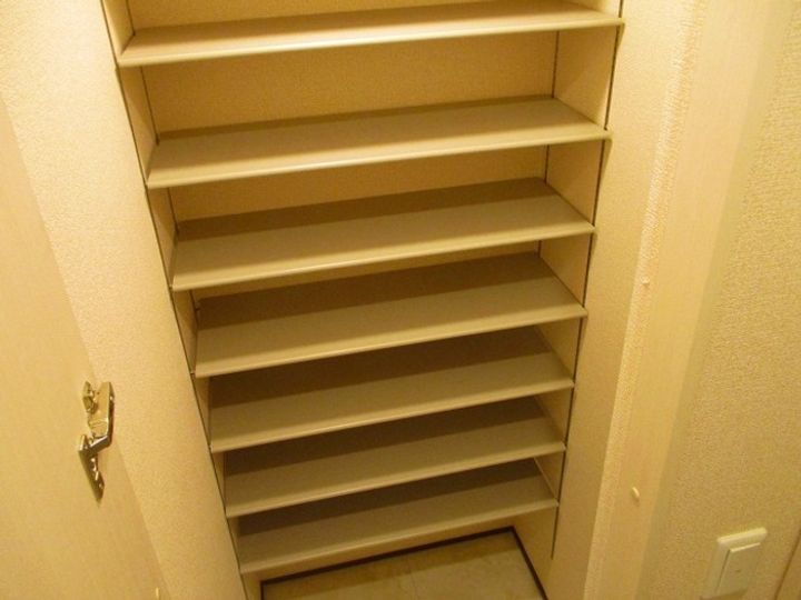 ヌーボイナリ金沢205の玄関