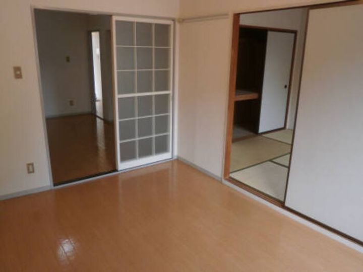 ファーストハイツ福王台102の居間