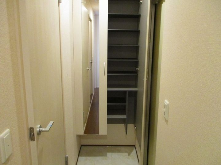 ヌーボイナリ金沢207の玄関