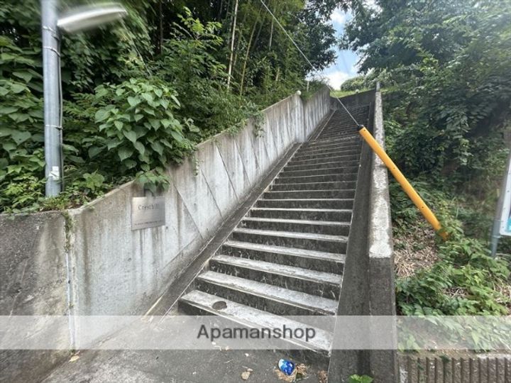 神奈川県川崎市麻生区岡上の賃貸アパートの外観