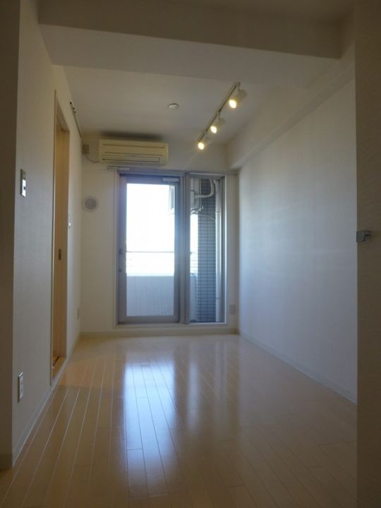 レジディア三越前の居間