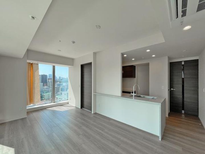 白金ザ・スカイ西棟の居間