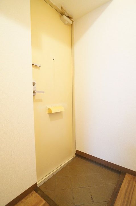 反町ハイツ101号室の玄関