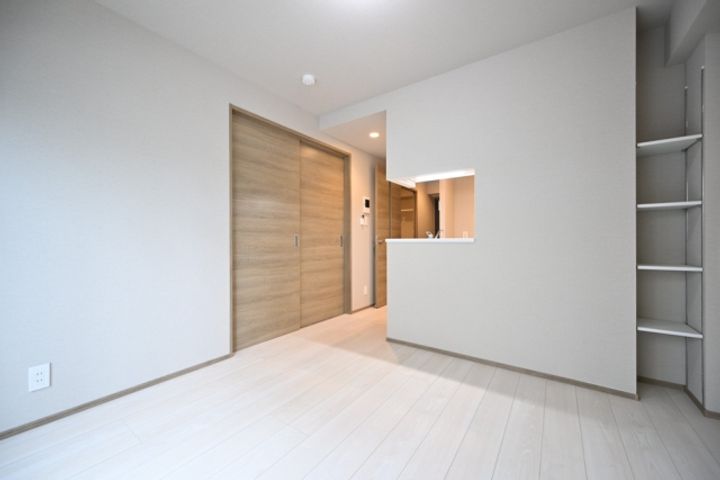東京都千代田区神田三崎町2丁目の賃貸マンションの居間