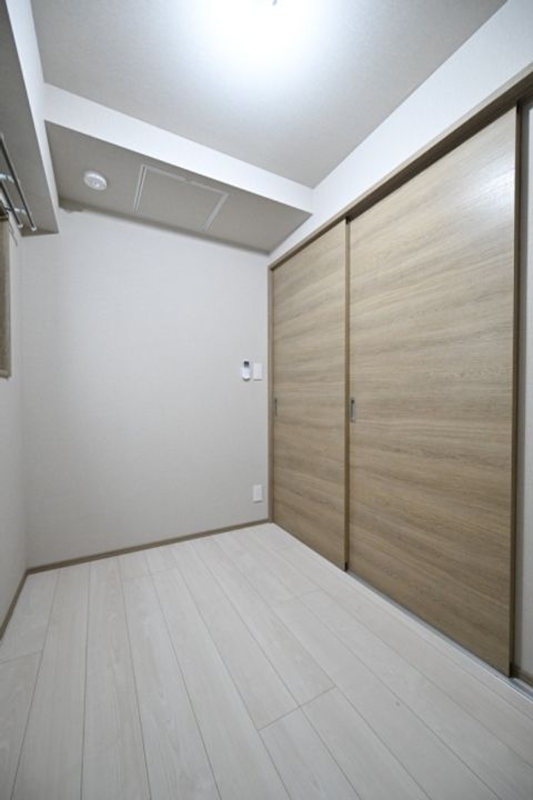東京都千代田区神田三崎町2丁目の賃貸マンションの居間