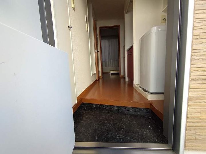 レオパレスサニーコートの玄関