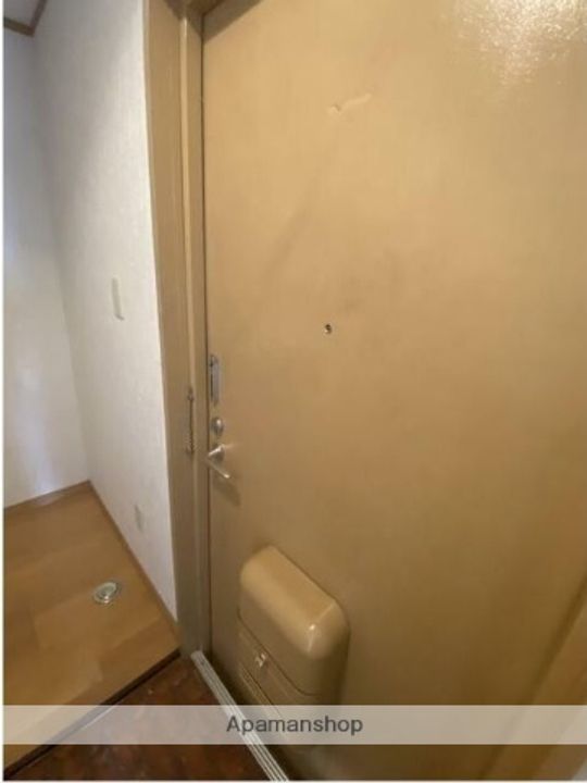 メゾンエイワン103の玄関