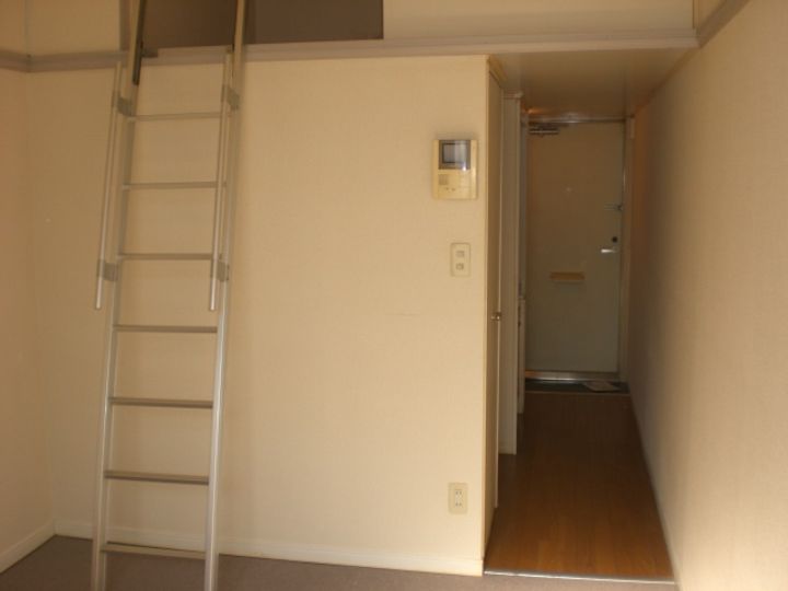 レオパレスウエストリバーIの居間