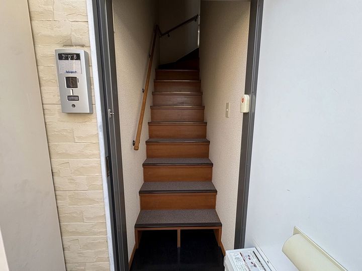レオパレスもみじ山の玄関