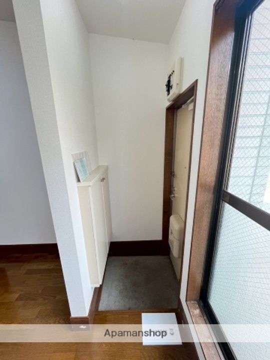 ロジメントサカエ101の玄関