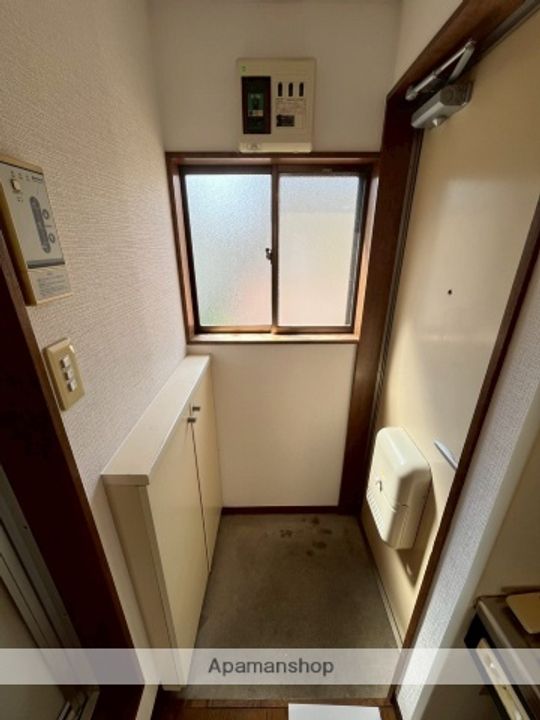 ロジメントサカエ201の玄関