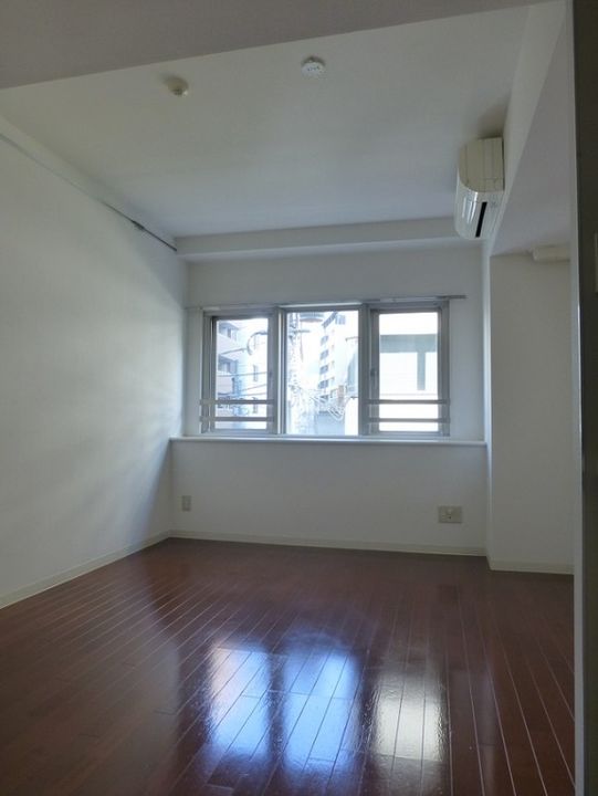 レジディア三越前の居間