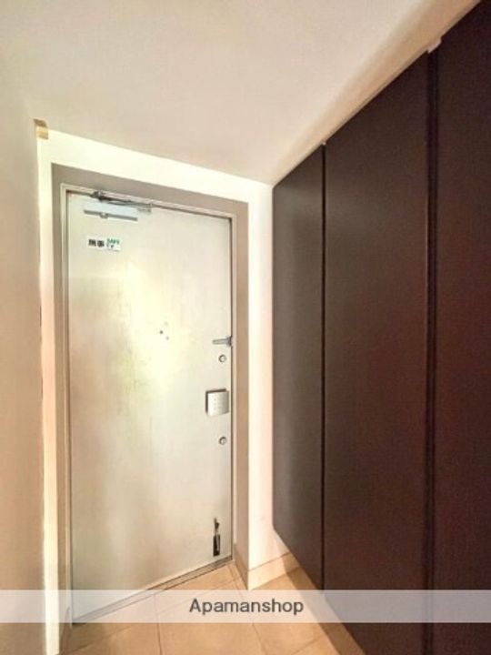 東京都三鷹市下連雀5丁目の賃貸マンションの玄関