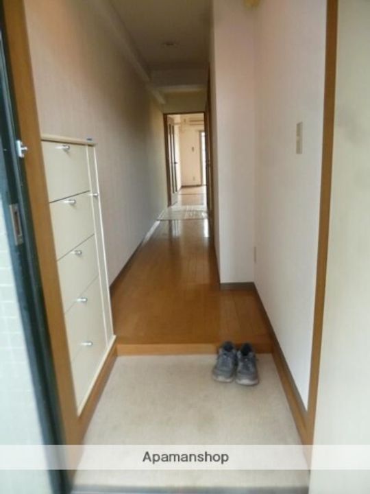 東京都三鷹市新川6丁目の賃貸マンションの玄関