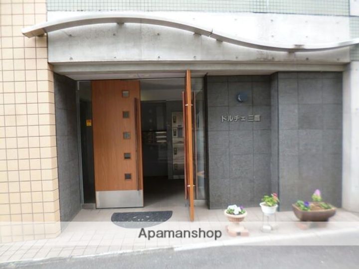 東京都三鷹市新川6丁目の賃貸マンションの外観