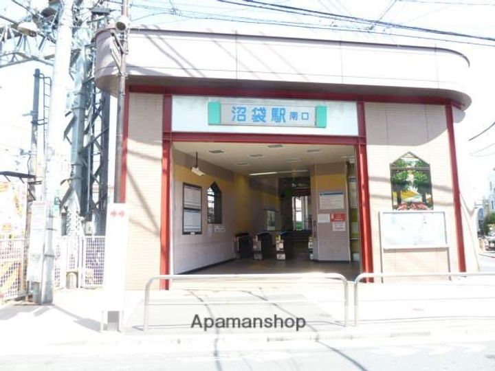 シャーロットの周辺