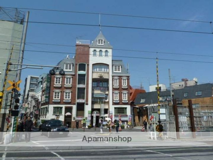 シャーロットの周辺