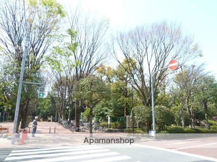 シャーロットの周辺