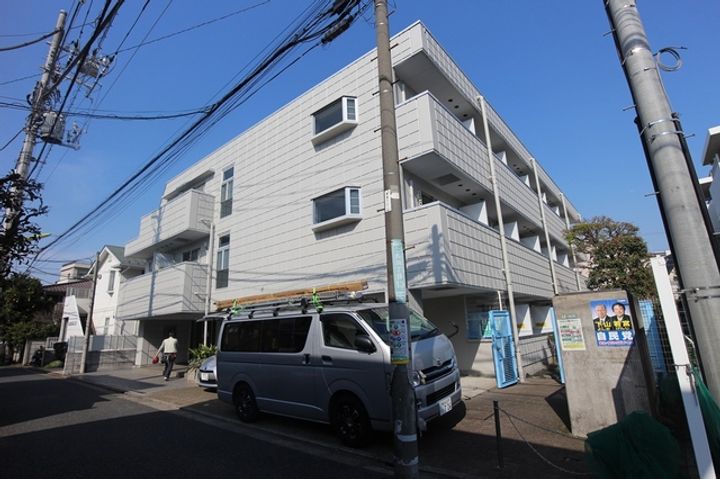 ドミール駒大駅前の外観