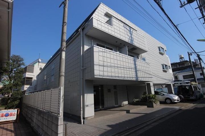 ドミール駒大駅前の外観