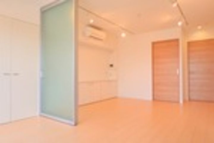 河田町ガーデン1の居間