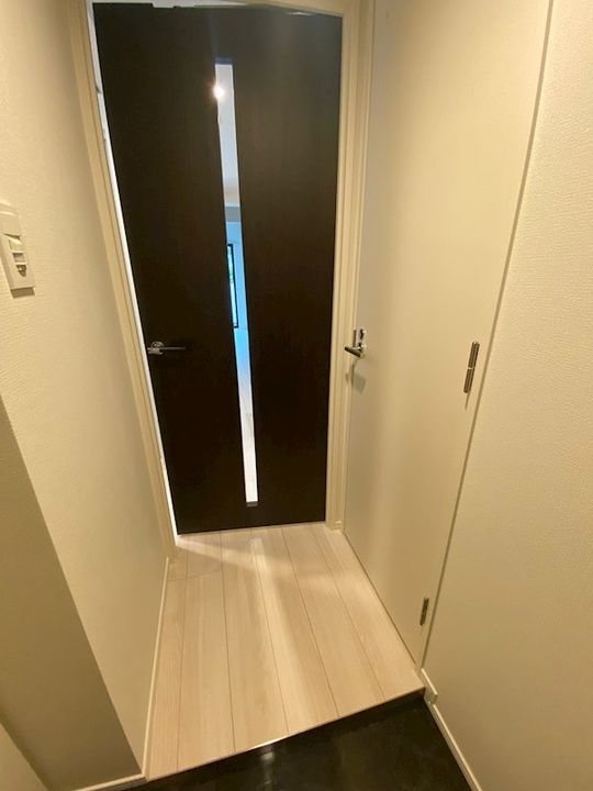 メイクス若松河田307号室の玄関