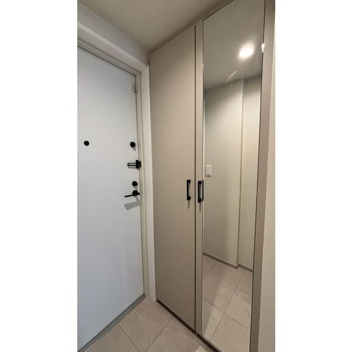 グローリオシェルト四谷坂町の玄関