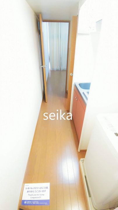 レオパレススリーピースの玄関