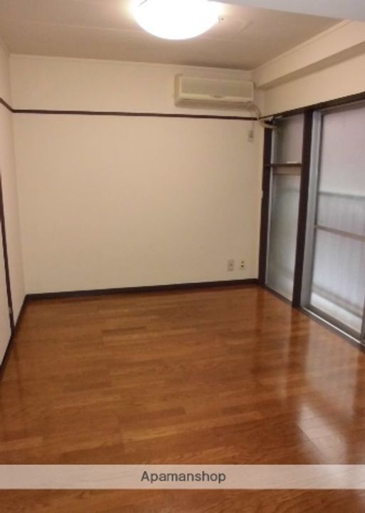 ひいらぎビルの居間