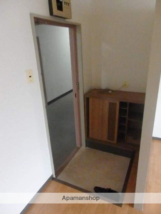 旭マンションの玄関