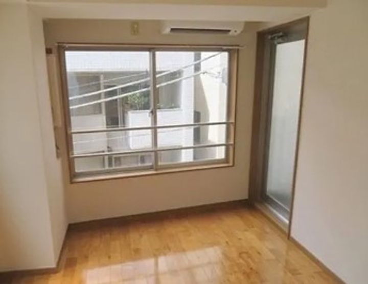 OTAYAビルの居間