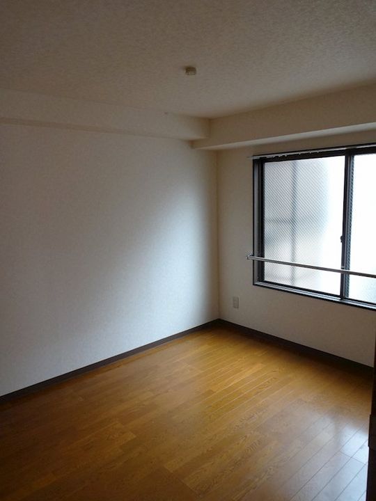 Mマンション208号室の居間