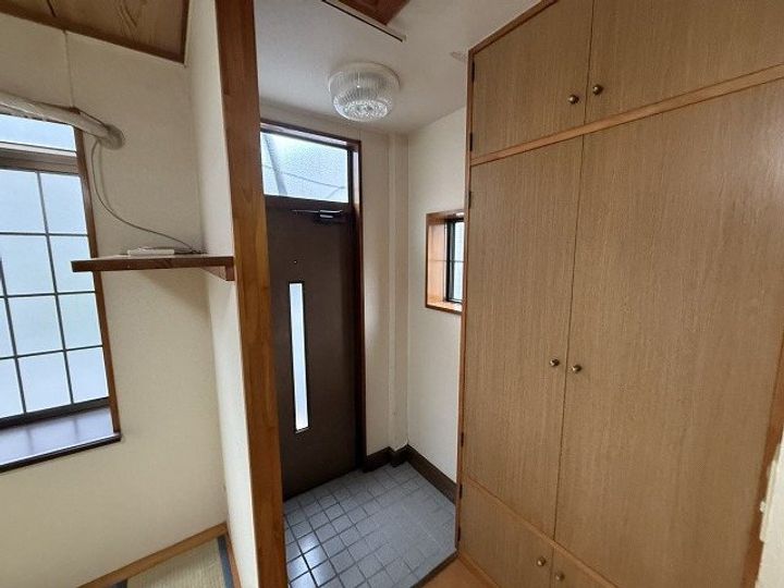 若狭ビルの玄関