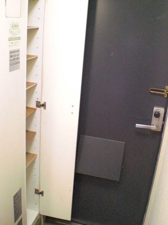 レオパレス新宿の玄関