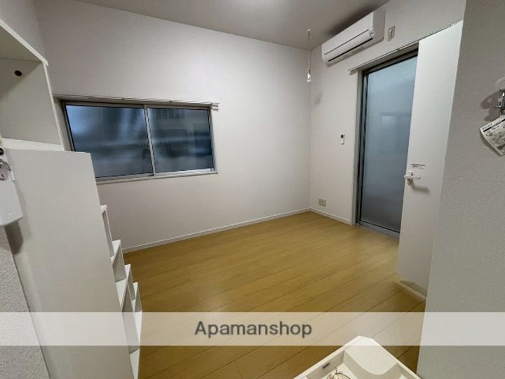 レナータ101の居間