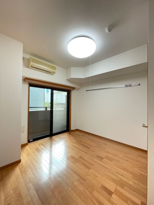 東京都港区芝2丁目の賃貸マンションの居間