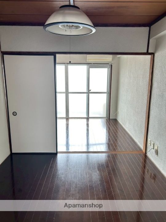 キミン堂ビルの居間