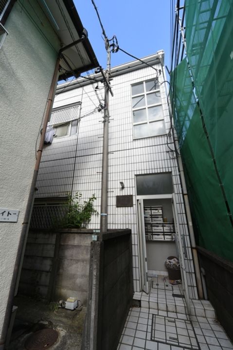 東京都目黒区駒場1丁目の賃貸アパートの外観