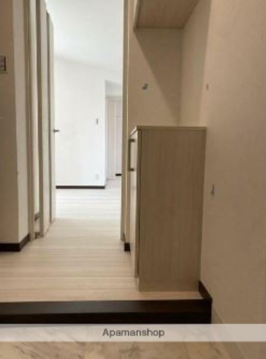 LARES EAST102の玄関