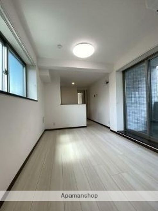 LARES EAST102の内装