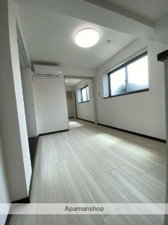 LARES EAST102の内装