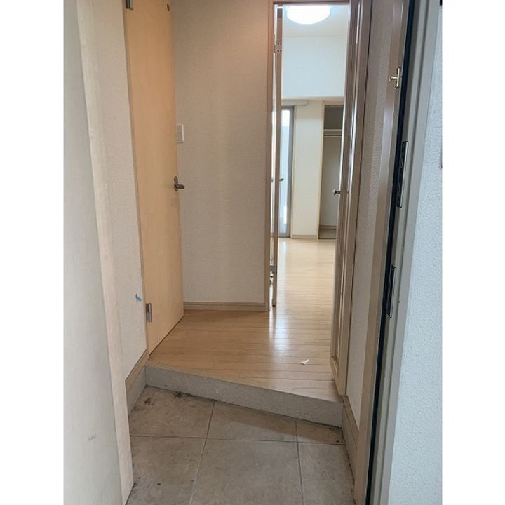 東京都荒川区東尾久6丁目の賃貸マンションの玄関