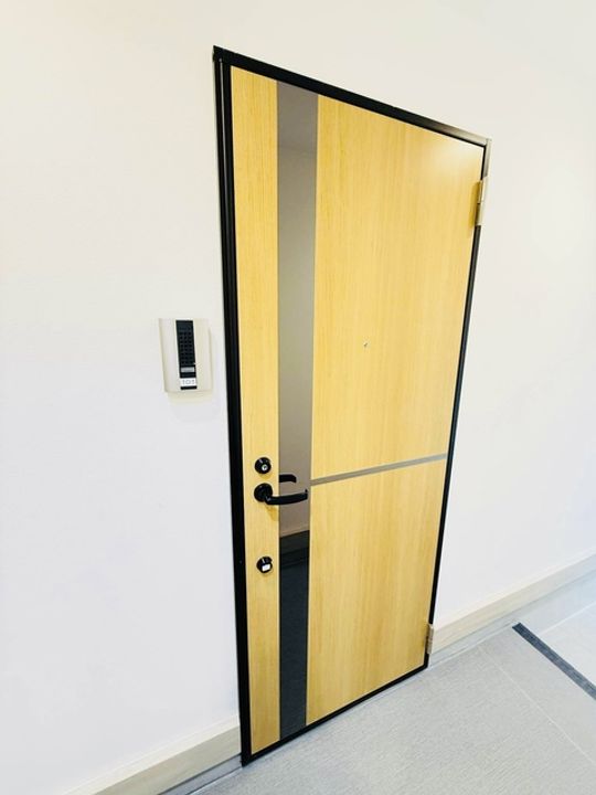 東京都荒川区荒川3丁目の賃貸アパートの玄関