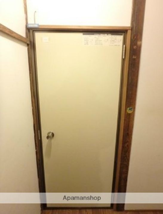 結城アパートの玄関