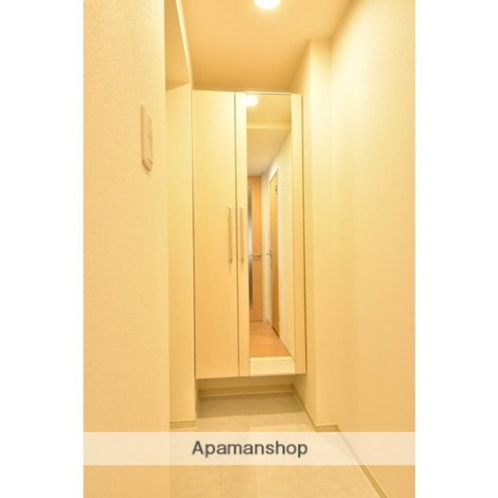 東京都北区赤羽北2丁目の賃貸マンションの玄関