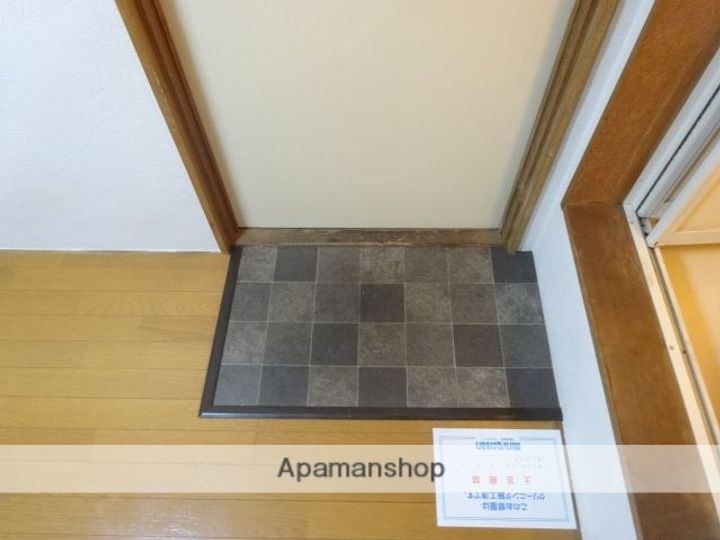 東京都三鷹市下連雀1丁目の賃貸アパートの玄関