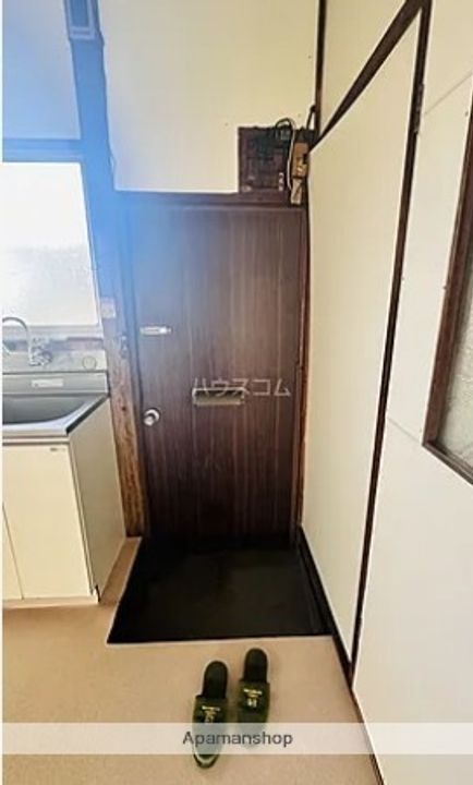 東京都三鷹市野崎1丁目の賃貸アパートの玄関