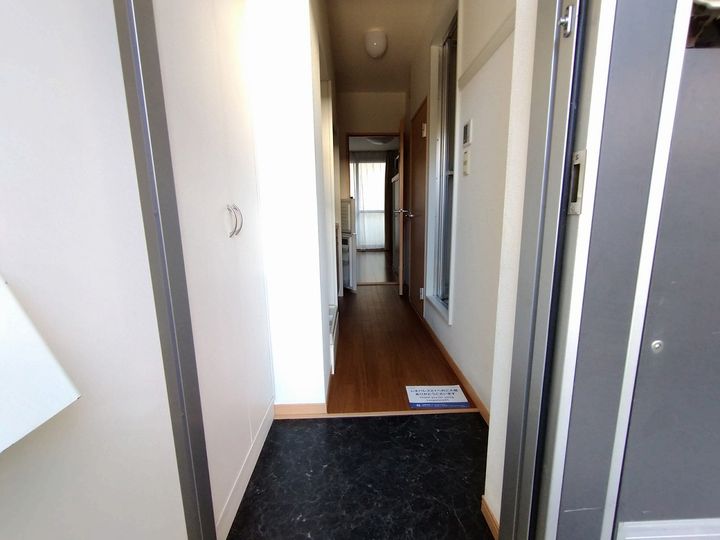 レオパレスSANYAの玄関