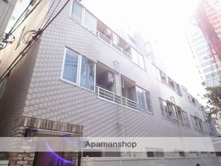 東京都新宿区四谷4丁目の賃貸マンションの外観